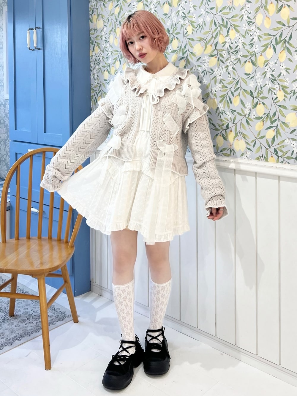 グレー系のカーディガン/ボレロ、ホワイト系のシャツ/ブラウス、ホワイト系のスカートを着用したレディースの冬コーディネートの4枚目の写真