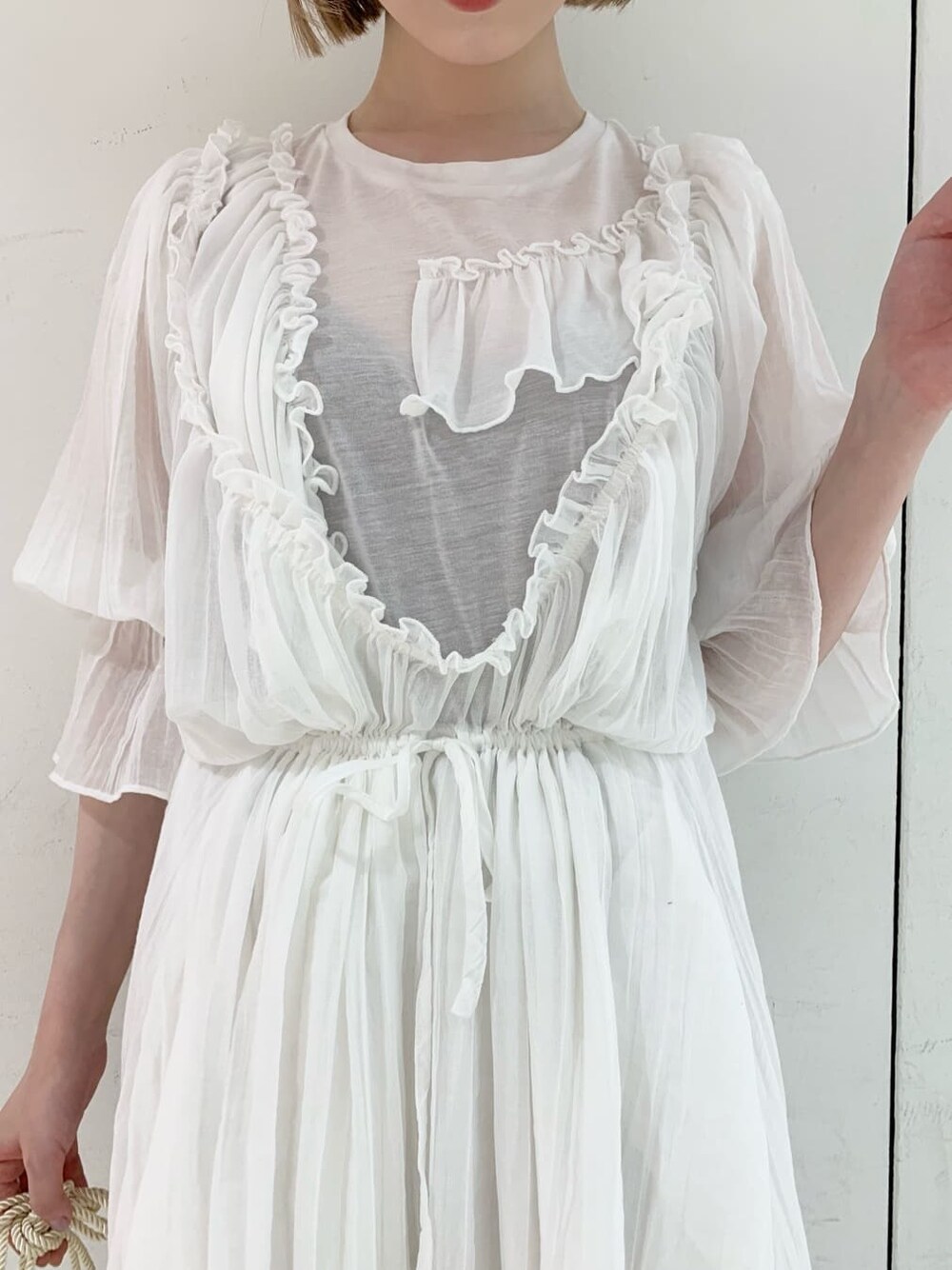 オレンジ系のパンプス、ホワイト系のTシャツ/カットソー、ブルー系のハンドバッグを着用したレディースの春コーディネートの5枚目の写真