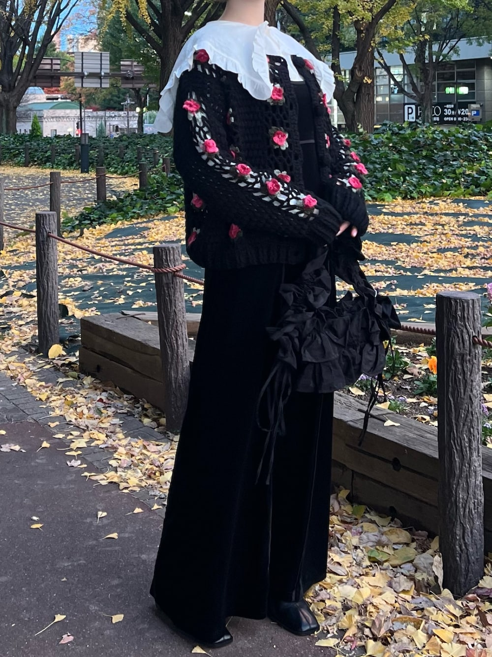 ホワイト系のシャツ/ブラウス、ブラック系のショルダーバッグ、ブラック系のカーディガン/ボレロを着用したレディースの冬コーディネートの7枚目の写真