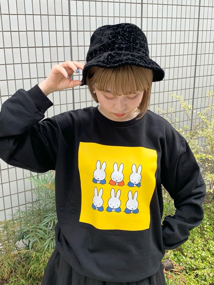 ブラック系のTシャツ/カットソーを着用したレディースの冬コーディネートの2枚目の写真