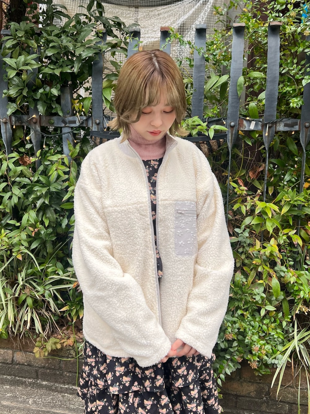 ホワイト系のローファー、ブラック系のジャンパースカート、ピンク系のニット/セーターを着用したレディースの冬コーディネートの3枚目の写真