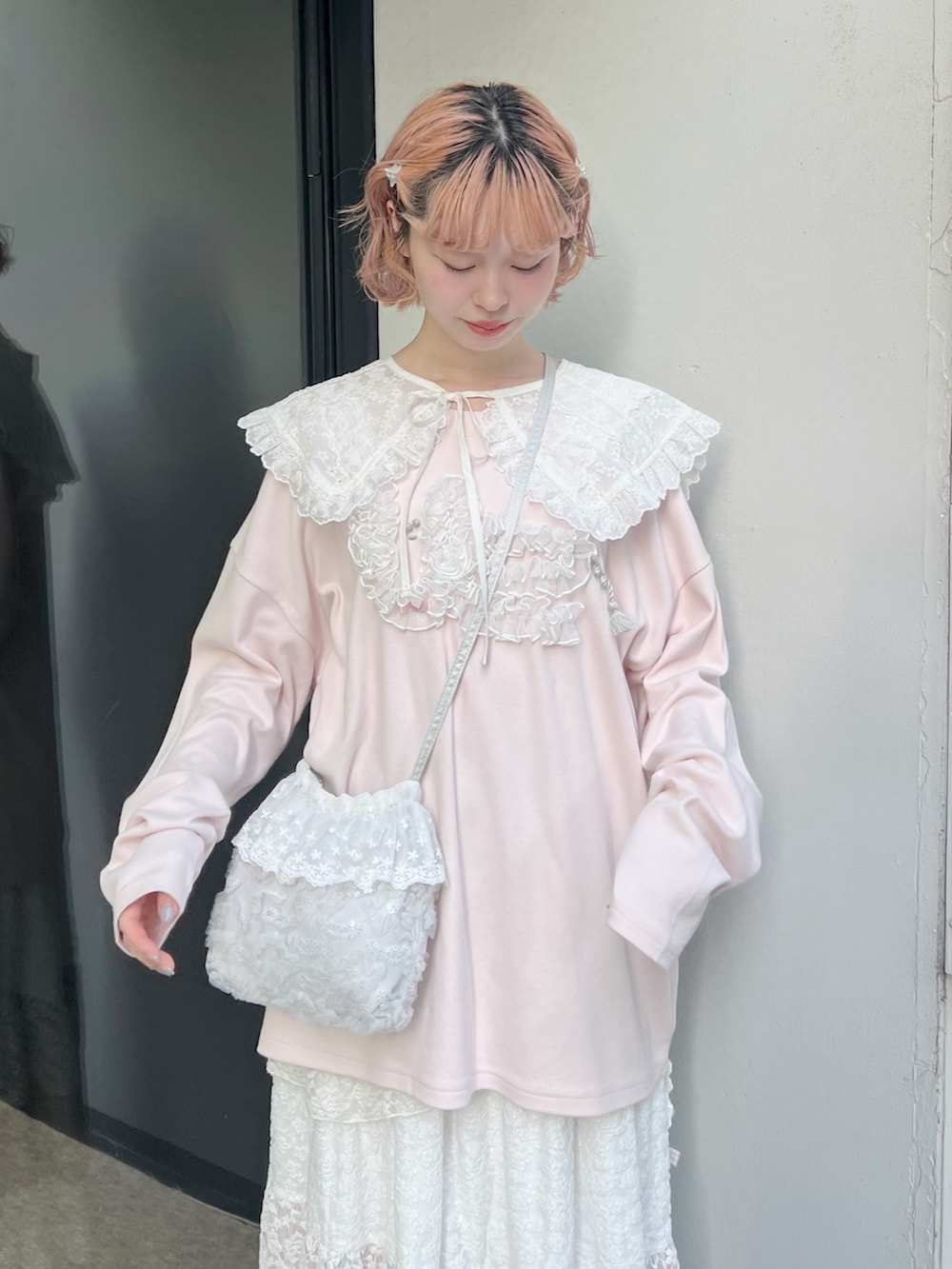 ピンク系のTシャツ/カットソー、ホワイト系のハンドバッグ、ピンク系のスカートを着用したレディースの夏コーディネートの5枚目の写真