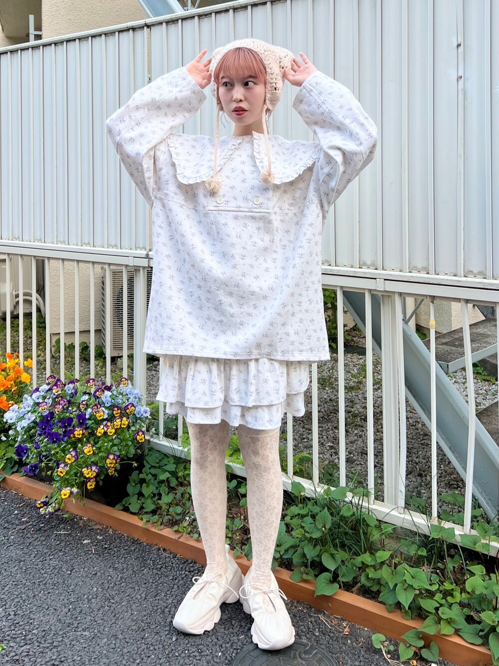 ホワイト系のデニムジャケット、ホワイト系のスカート、ホワイト系のスニーカーを着用したレディースの春コーディネートの2枚目の写真