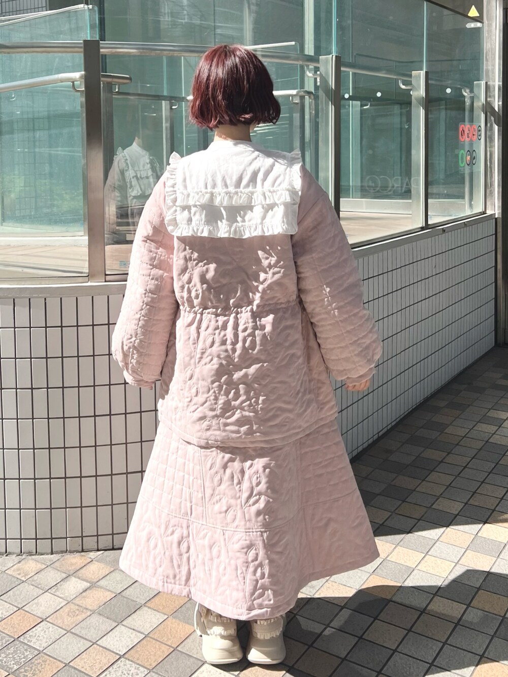 ピンク系のスカート、ピンク系のブルゾン、ホワイト系のシャツ/ブラウスを着用したレディースの秋コーディネートの3枚目の写真