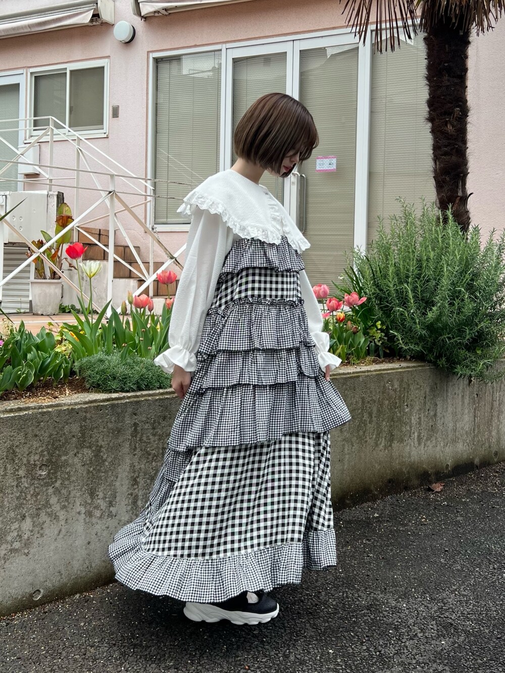 その他のワンピース、ホワイト系のシャツ/ブラウス、ブラック系のスニーカーを着用したレディースの春コーディネートの3枚目の写真