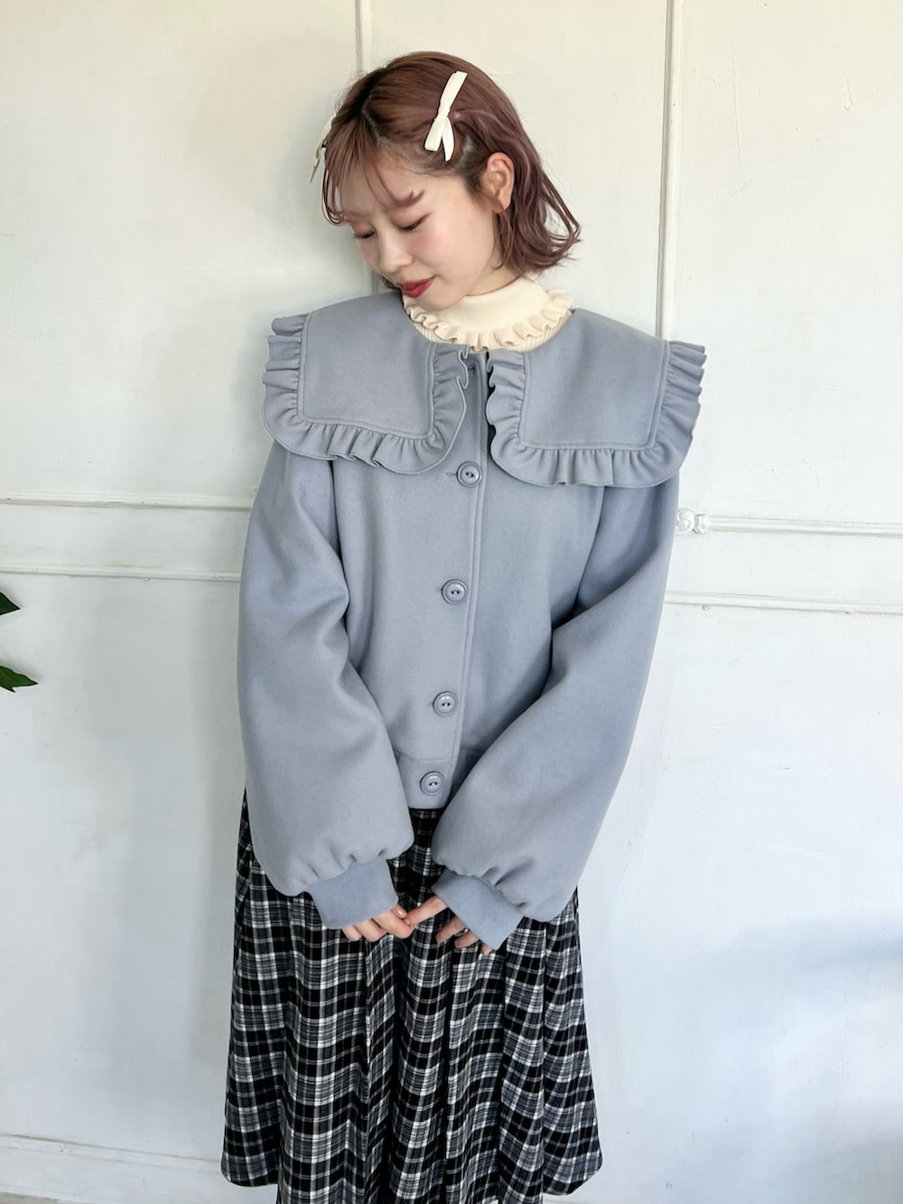 ブルー系のブルゾン、ブラック系のスカート、ブラック系のバレエシューズを着用したレディースの冬コーディネートの4枚目の写真