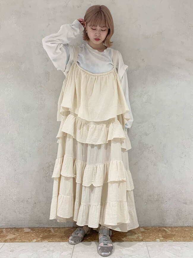 ホワイト系のその他シューズ、ブルー系のTシャツ/カットソーを着用したレディースの春コーディネートの2枚目の写真