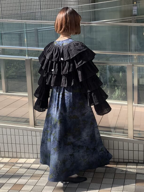 ブラック系のカーディガン/ボレロ、ブラック系のパンプス、ブルー系のワンピースを着用したレディースの冬コーディネートの5枚目の写真