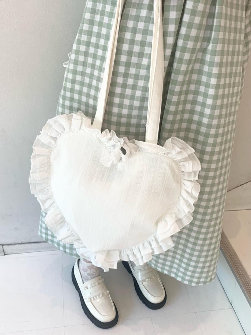 ホワイト系のローファー、グリーン系のワンピース、ホワイト系のトートバッグを着用したレディースの春コーディネートの7枚目の写真