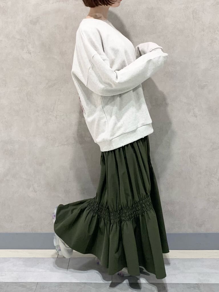 ベージュ系のスカート、ホワイト系のスニーカー、ホワイト系のスウェットを着用したレディースの冬コーディネートの5枚目の写真