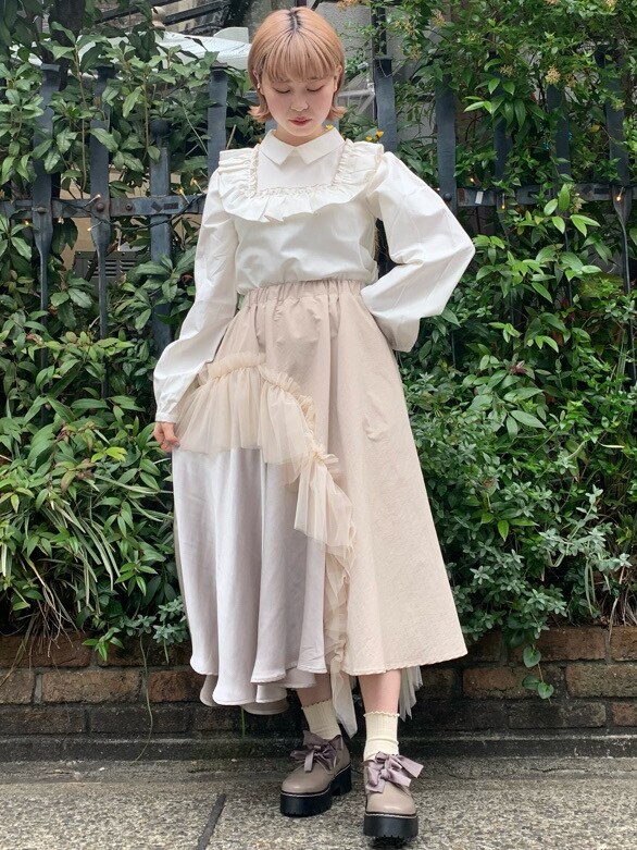 パープル系のテーラードジャケットを着用したレディースの春コーディネートの2枚目の写真