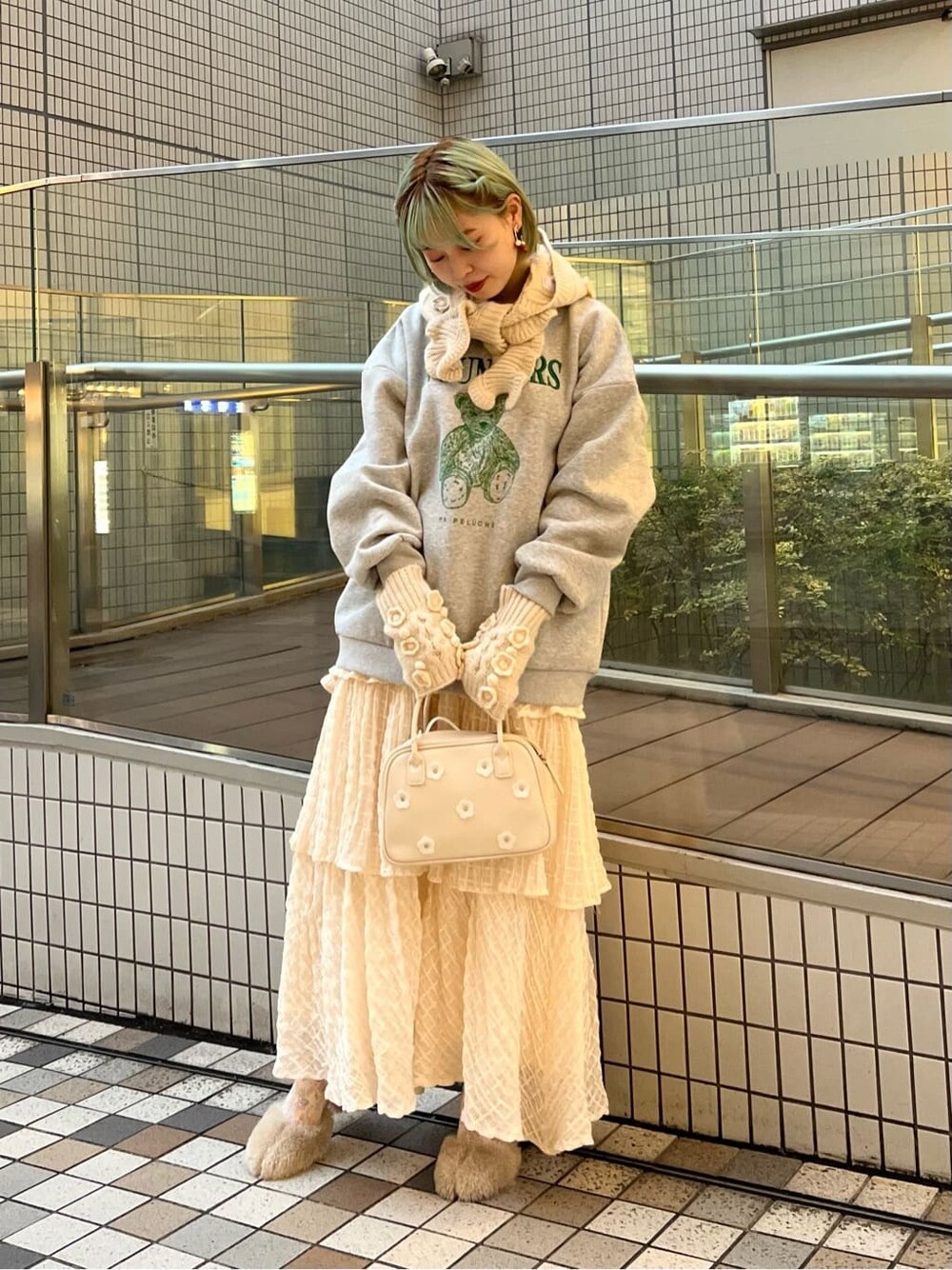 ホワイト系のパンプス、ホワイト系のボストンバッグ、ホワイト系のパンプスを着用したレディースの秋コーディネートの2枚目の写真