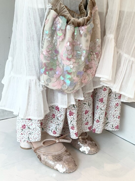 ホワイト系のその他パンツ、ホワイト系のワンピース、グリーン系のTシャツ/カットソーを着用したレディースの春コーディネートの4枚目の写真