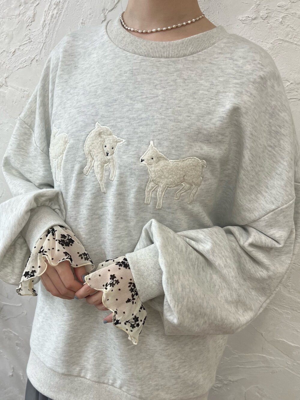 グレー系のスウェット、グレー系のワンピース、ホワイト系のTシャツ/カットソーを着用したレディースの夏コーディネートの8枚目の写真