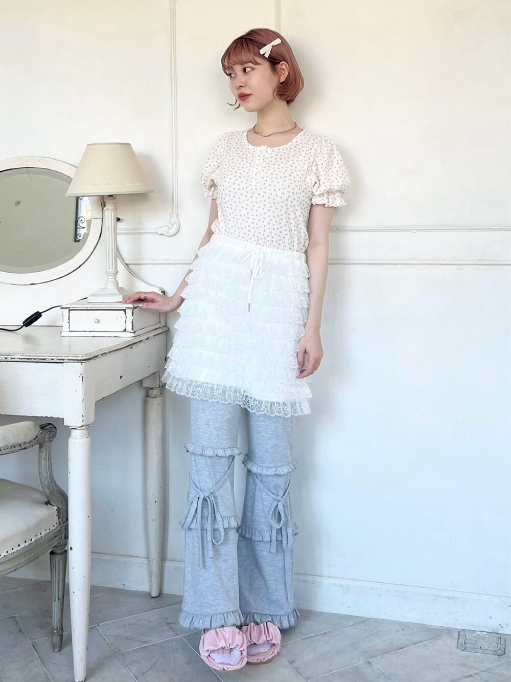 ピンク系のサンダル、グレー系のスウェットパンツ、ホワイト系のスカートを着用したレディースの春コーディネートの3枚目の写真