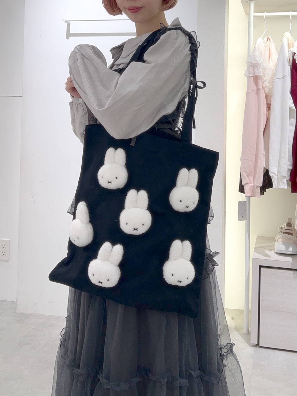 グレー系のシャツ/ブラウス、グレー系のワンピース、ブラック系のトートバッグを着用したレディースの秋コーディネートの9枚目の写真