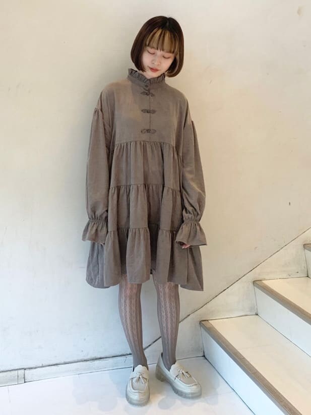 ホワイト系のローファー、ベージュ系のワンピース、パープル系のカーディガン/ボレロを着用したレディースの冬コーディネートの5枚目の写真