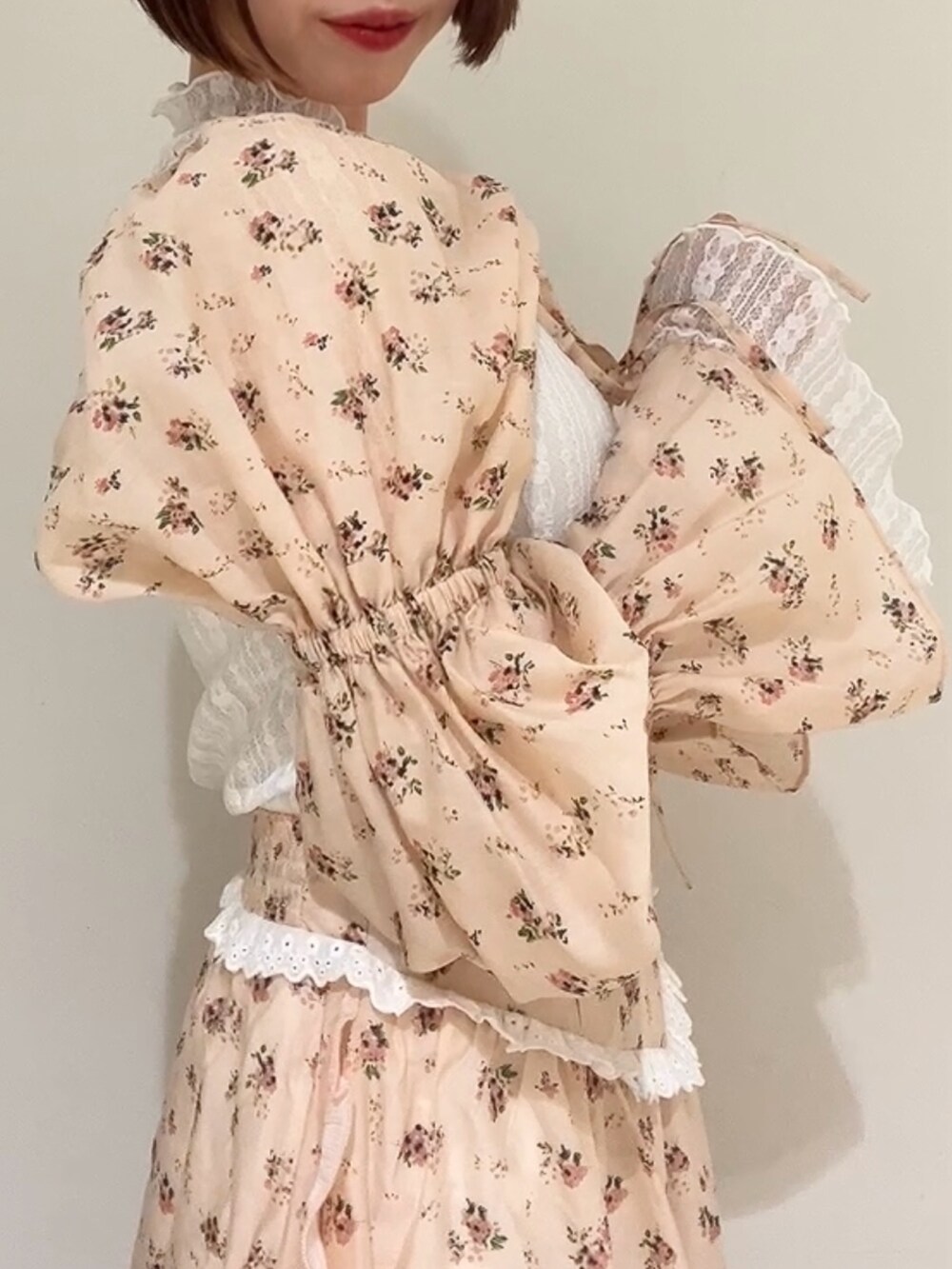 ピンク系のスカート、ピンク系のカーディガン/ボレロ、ホワイト系のパンプスを着用したレディースの春コーディネートの9枚目の写真