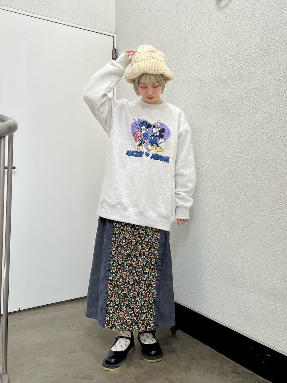 ブラック系のパンプス、ブラック系のパンプス、ブルー系のスカートを着用したレディースの秋コーディネートの2枚目の写真