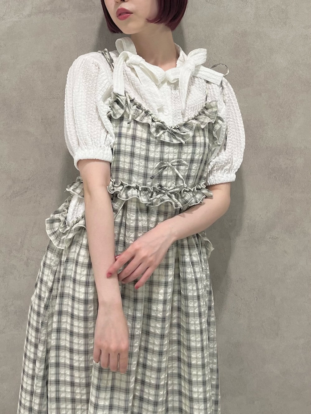 ホワイト系のシャツ/ブラウス、ホワイト系のスニーカー、ホワイト系のショルダーバッグを着用したレディースの春コーディネートの7枚目の写真