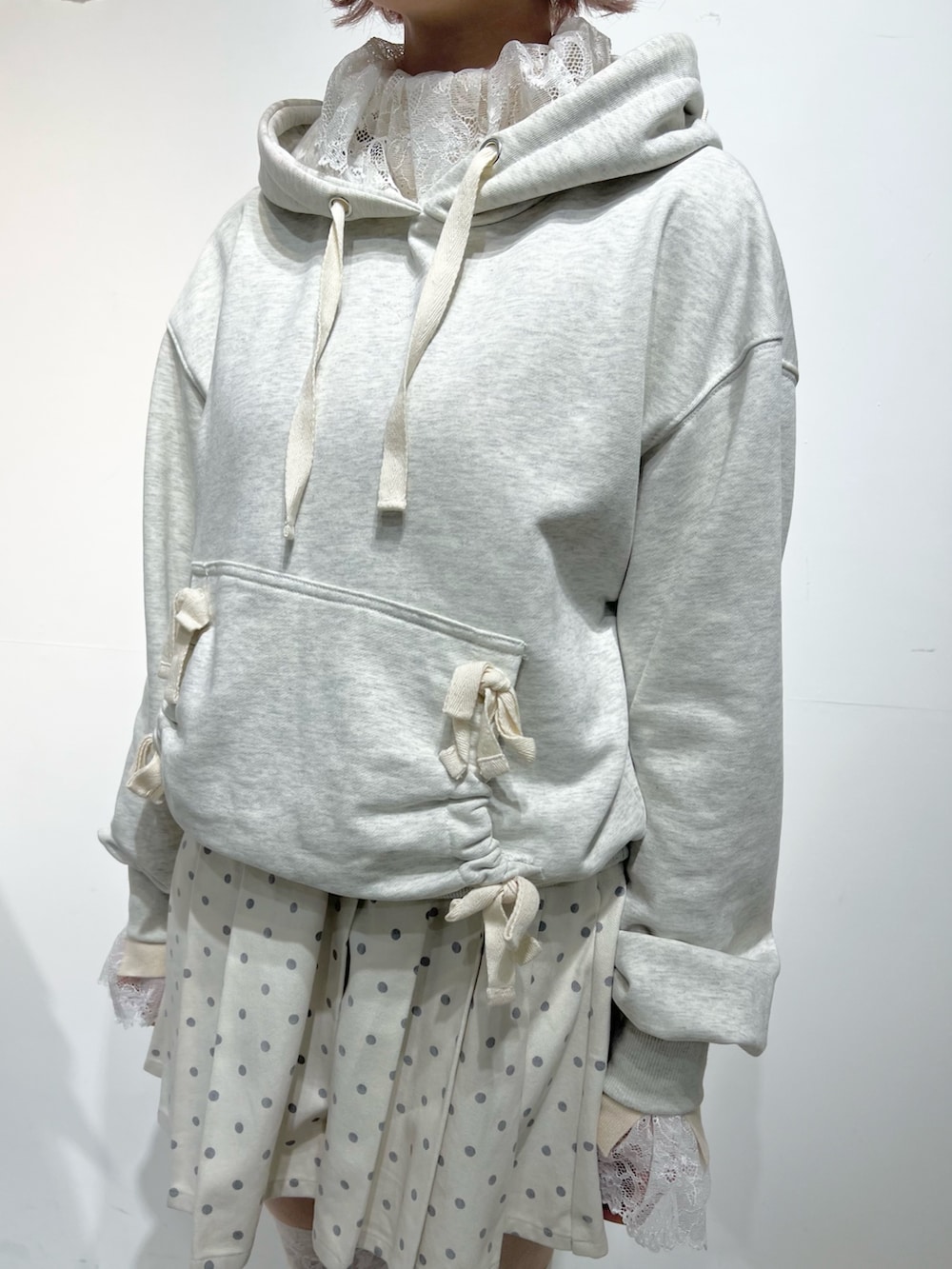 グレー系のパーカー、ホワイト系のスカート、ブルー系のショルダーバッグを着用したレディースの秋コーディネートの8枚目の写真