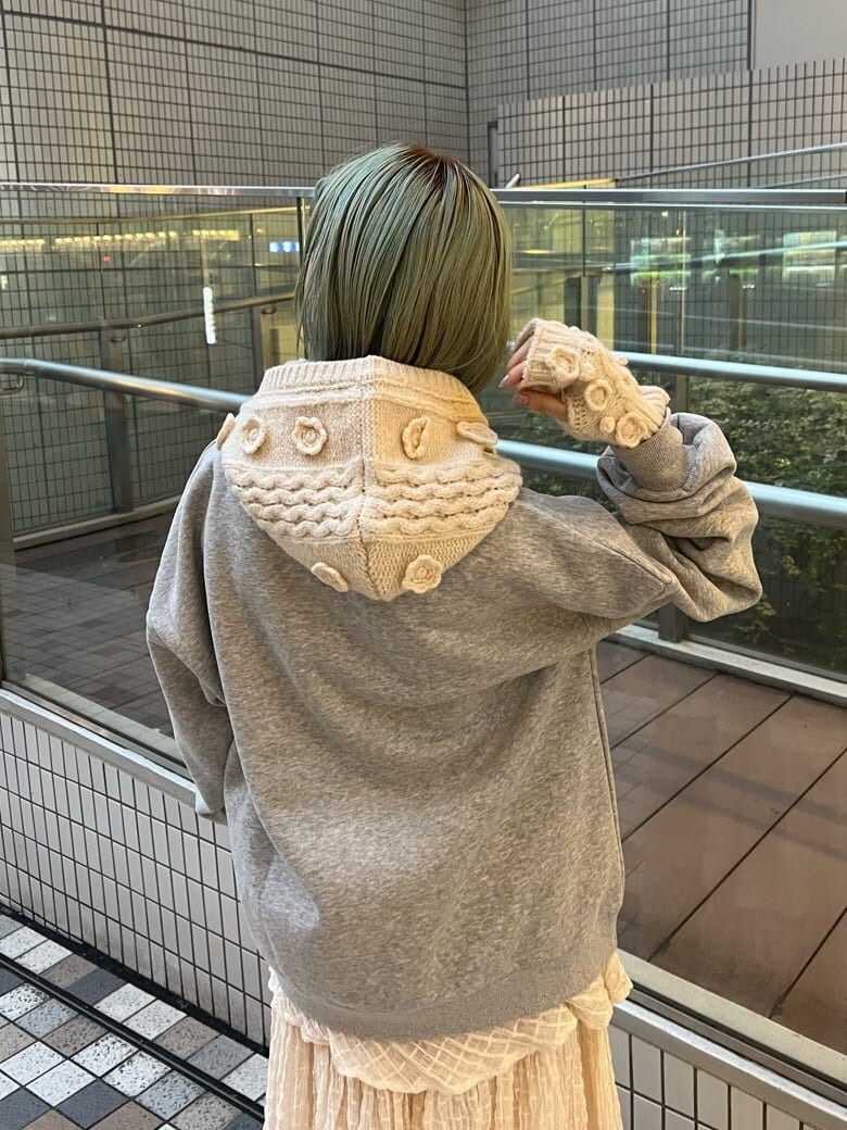 ホワイト系のパンプス、ホワイト系のボストンバッグ、ホワイト系のパンプスを着用したレディースの秋コーディネートの7枚目の写真