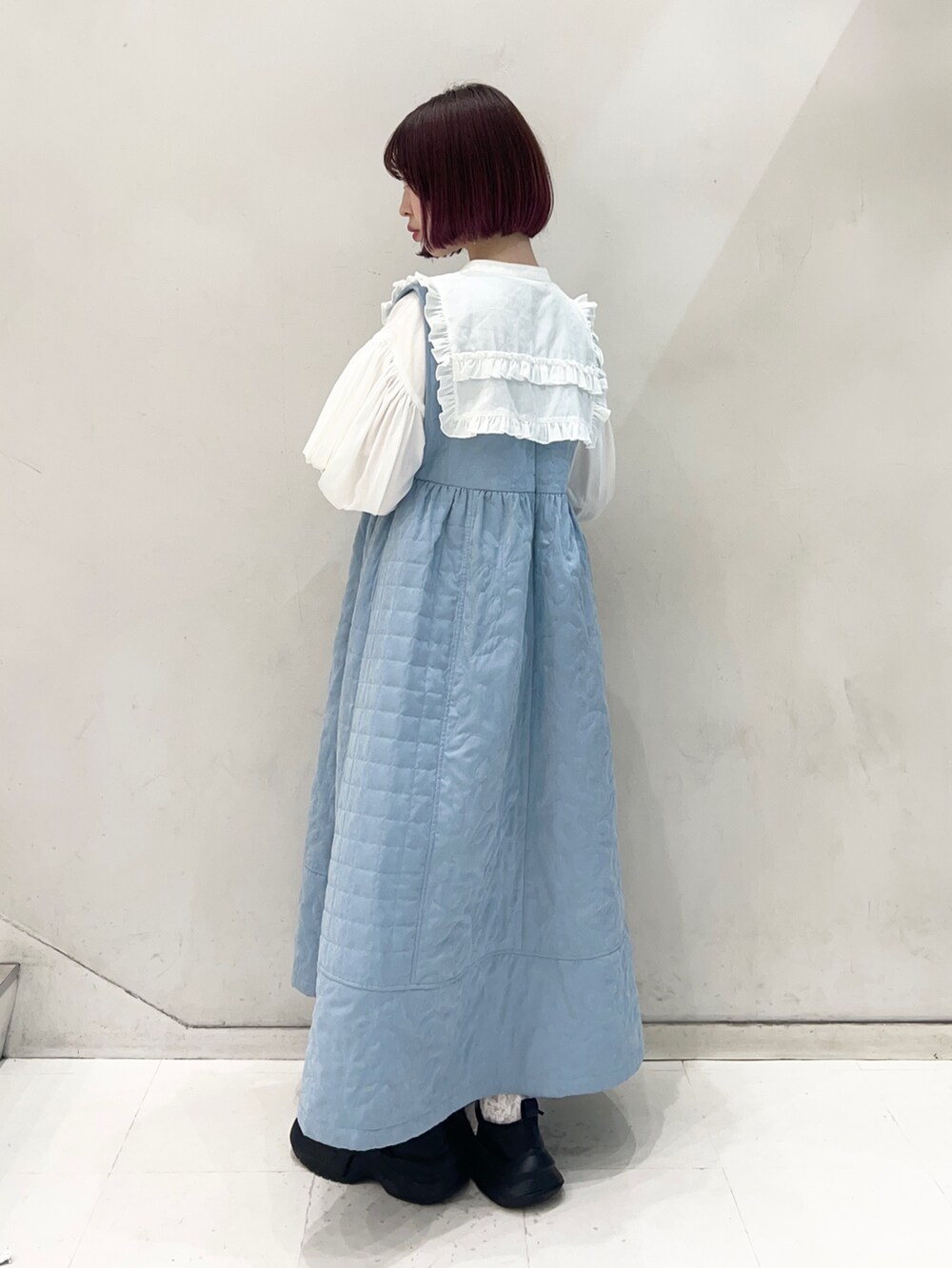 ホワイト系のシャツ/ブラウス、ブルー系のワンピース、ブラック系のスニーカーを着用したレディースの秋コーディネートの4枚目の写真