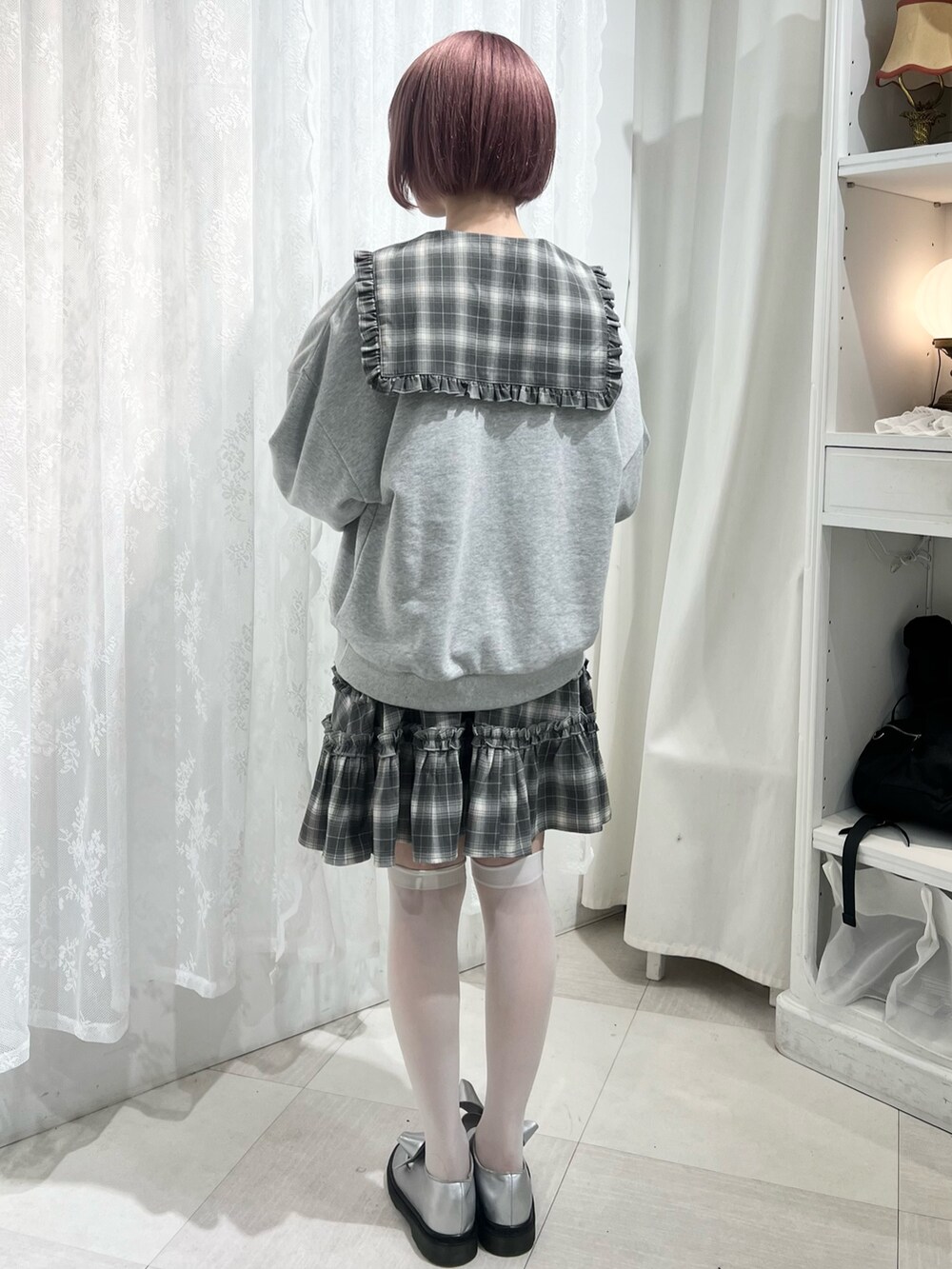 グレー系のスウェット、グレー系のワンピース、シルバー系のバレエシューズを着用したレディースの秋コーディネートの4枚目の写真