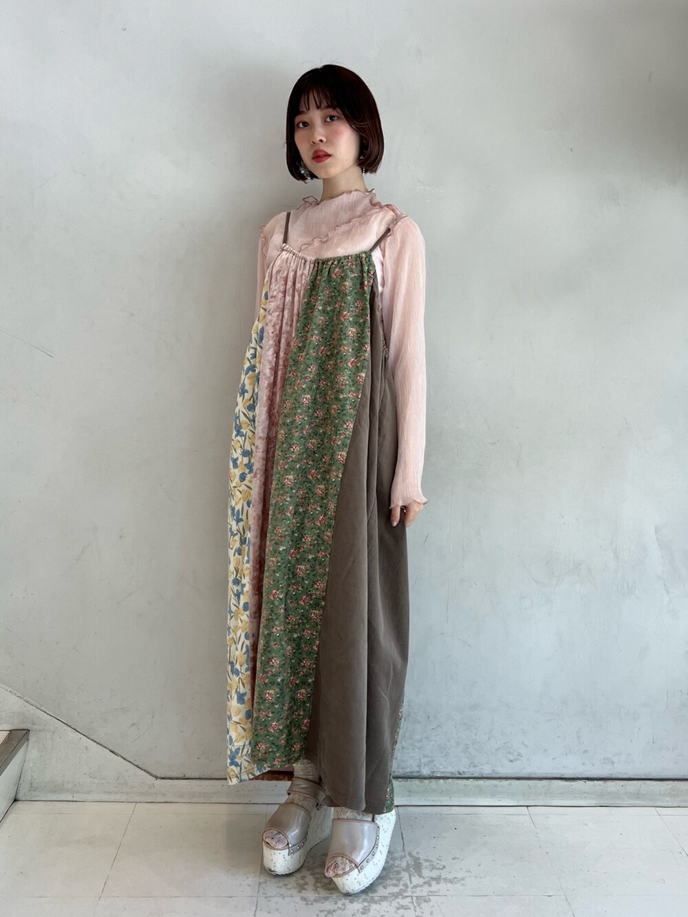 ピンク系のTシャツ/カットソー、ピンク系のサンダル、ピンク系のワンピースを着用したレディースの夏コーディネートの2枚目の写真