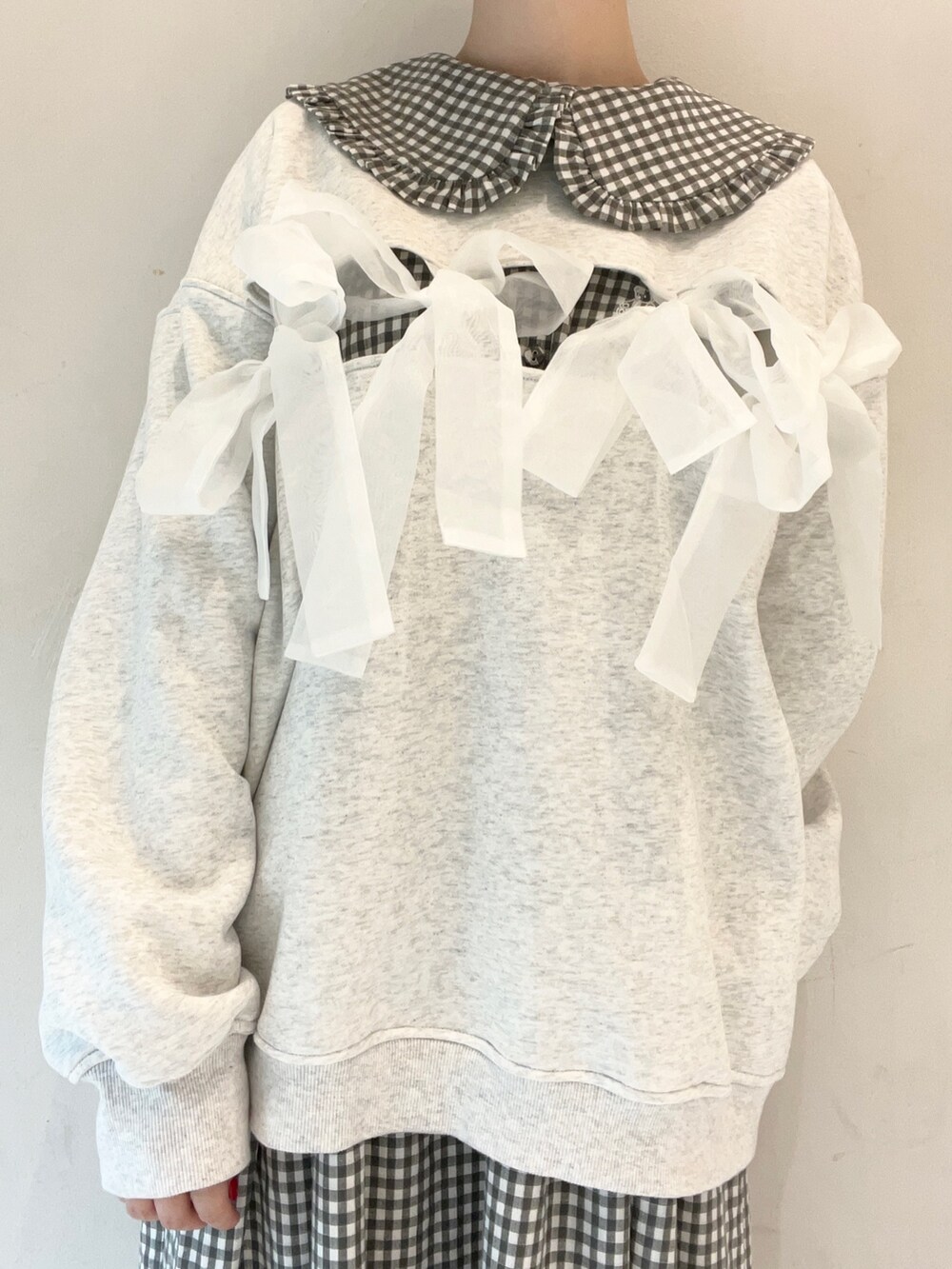 ブラック系のワンピース、ブラック系のスニーカー、ホワイト系のショルダーバッグを着用したレディースの冬コーディネートの9枚目の写真