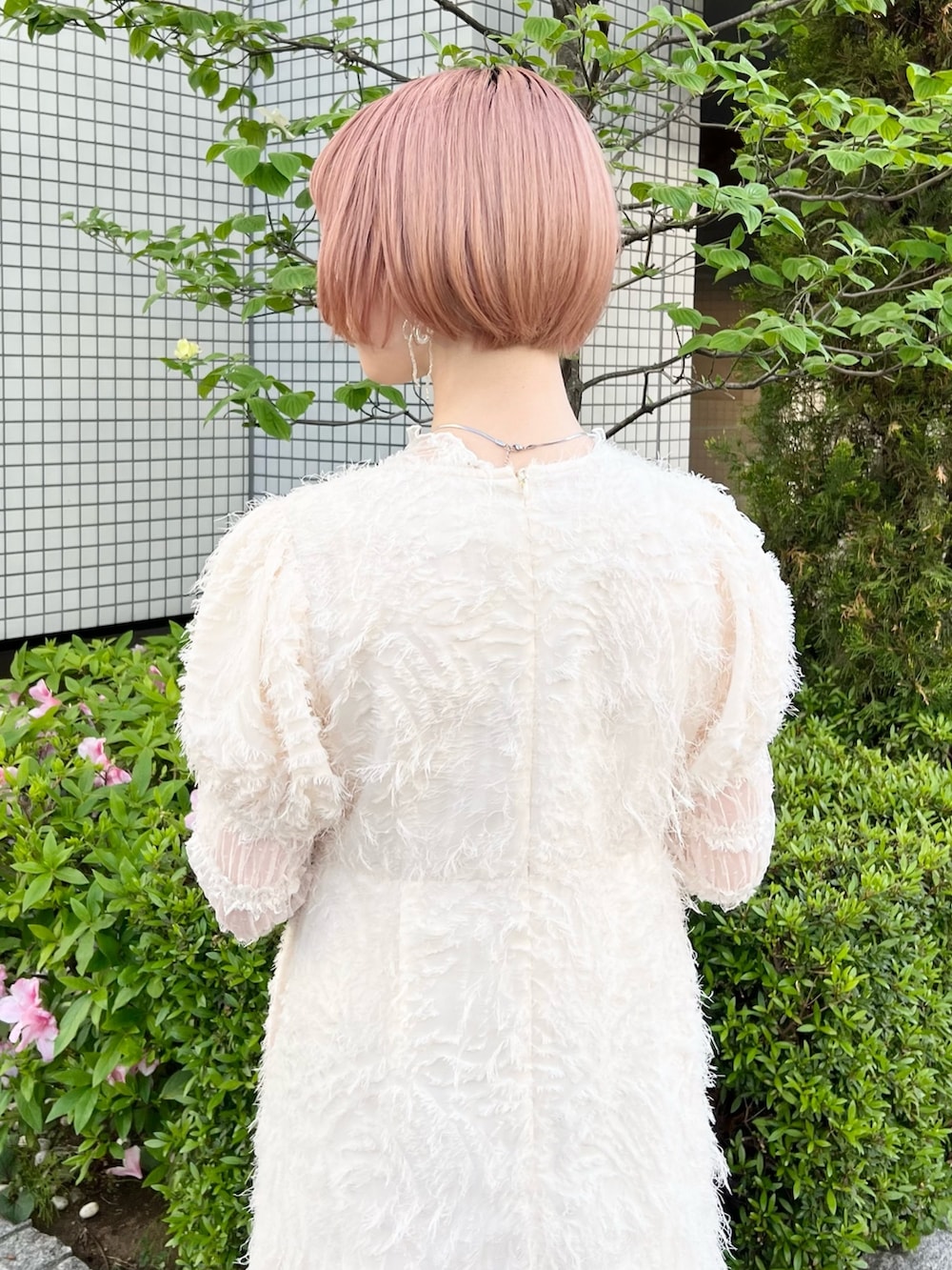 ホワイト系のワンピース、ホワイト系のTシャツ/カットソー、ホワイト系のローファーを着用したレディースの夏コーディネートの8枚目の写真