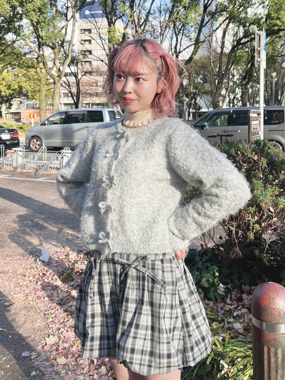 グレー系のカーディガン/ボレロ、ホワイト系のニット/セーター、グレー系のスカートを着用したレディースの冬コーディネートの8枚目の写真