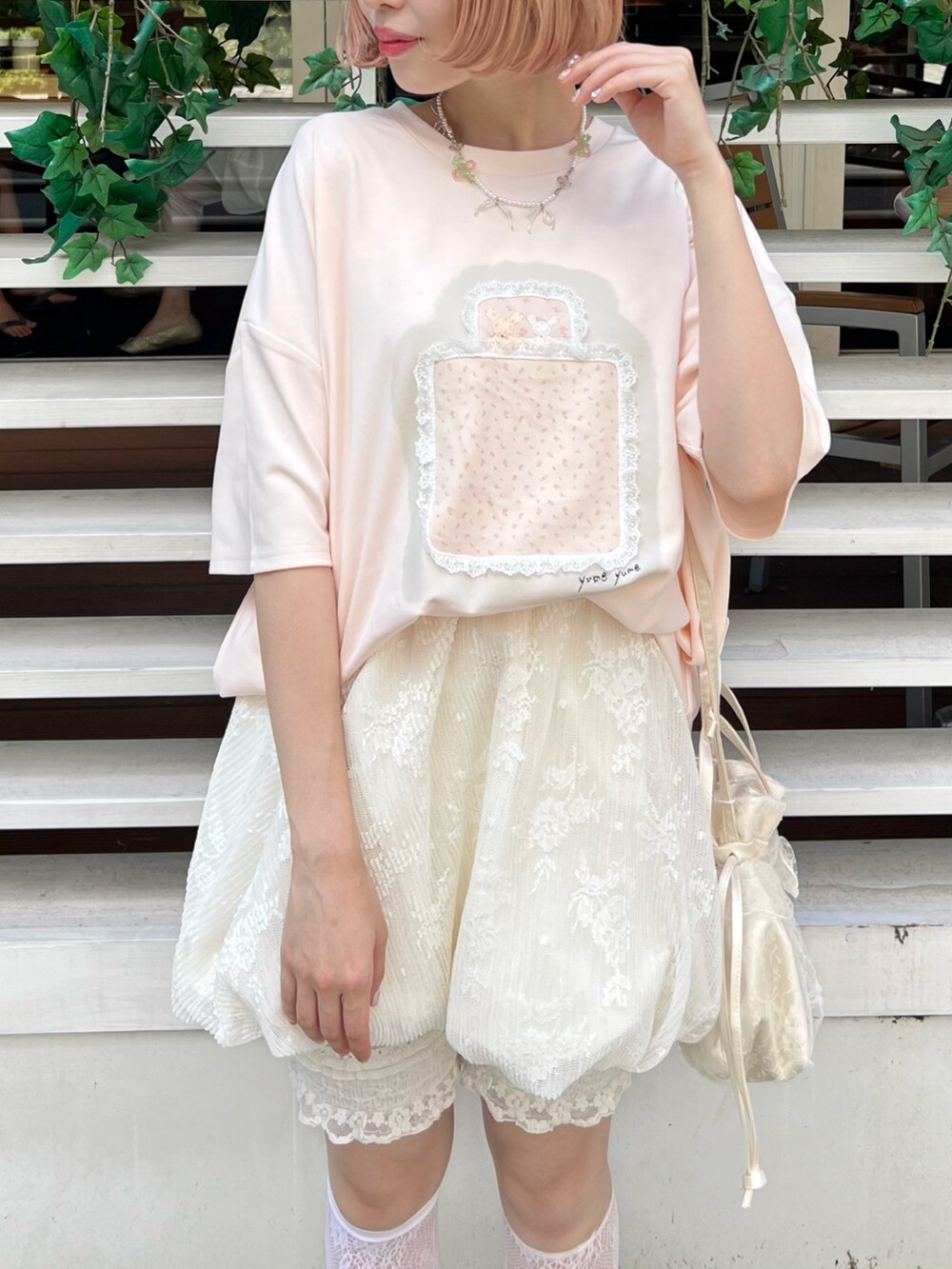 ピンク系のTシャツ/カットソー、ブラウン系のサンダル、ホワイト系のショルダーバッグを着用したレディースの夏コーディネートの4枚目の写真