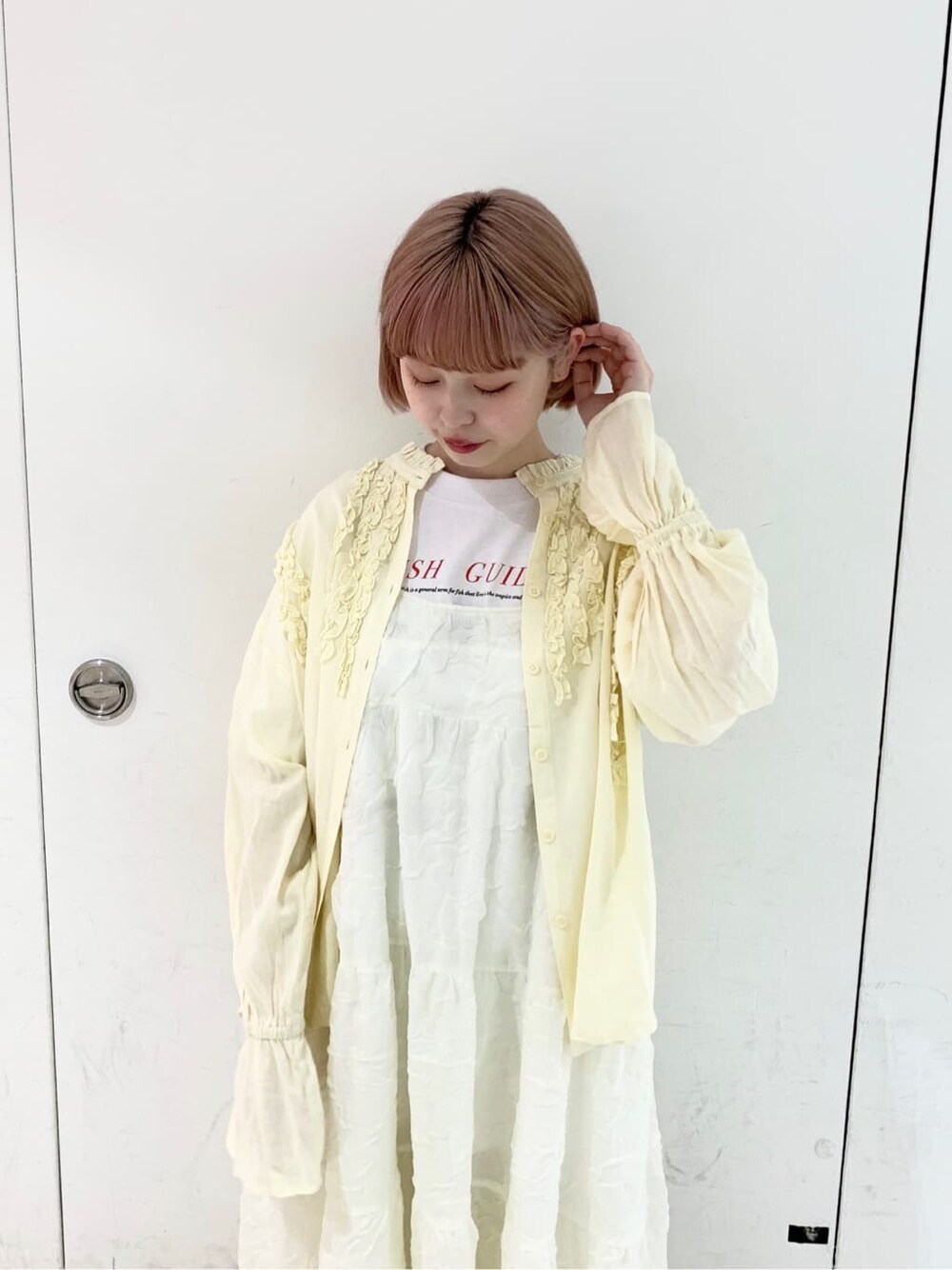 ホワイト系のワンピース、ブルー系のパンプス、イエロー系のシャツ/ブラウスを着用したレディースの夏コーディネートの3枚目の写真