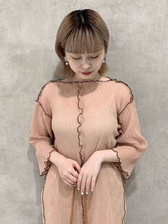 ホワイト系のその他パンツ、ベージュ系のサンダル、オレンジ系のハンドバッグを着用したレディースの夏コーディネートの2枚目の写真