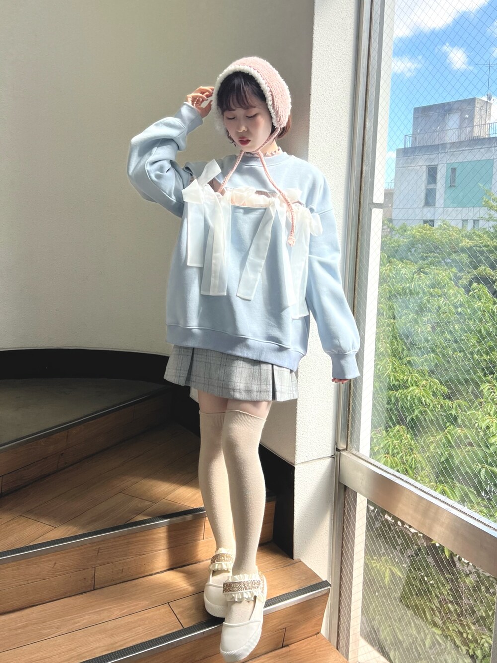 ブルー系のスウェット、グレー系のスカート、ピンク系のニット/セーターを着用したレディースの夏コーディネートの3枚目の写真