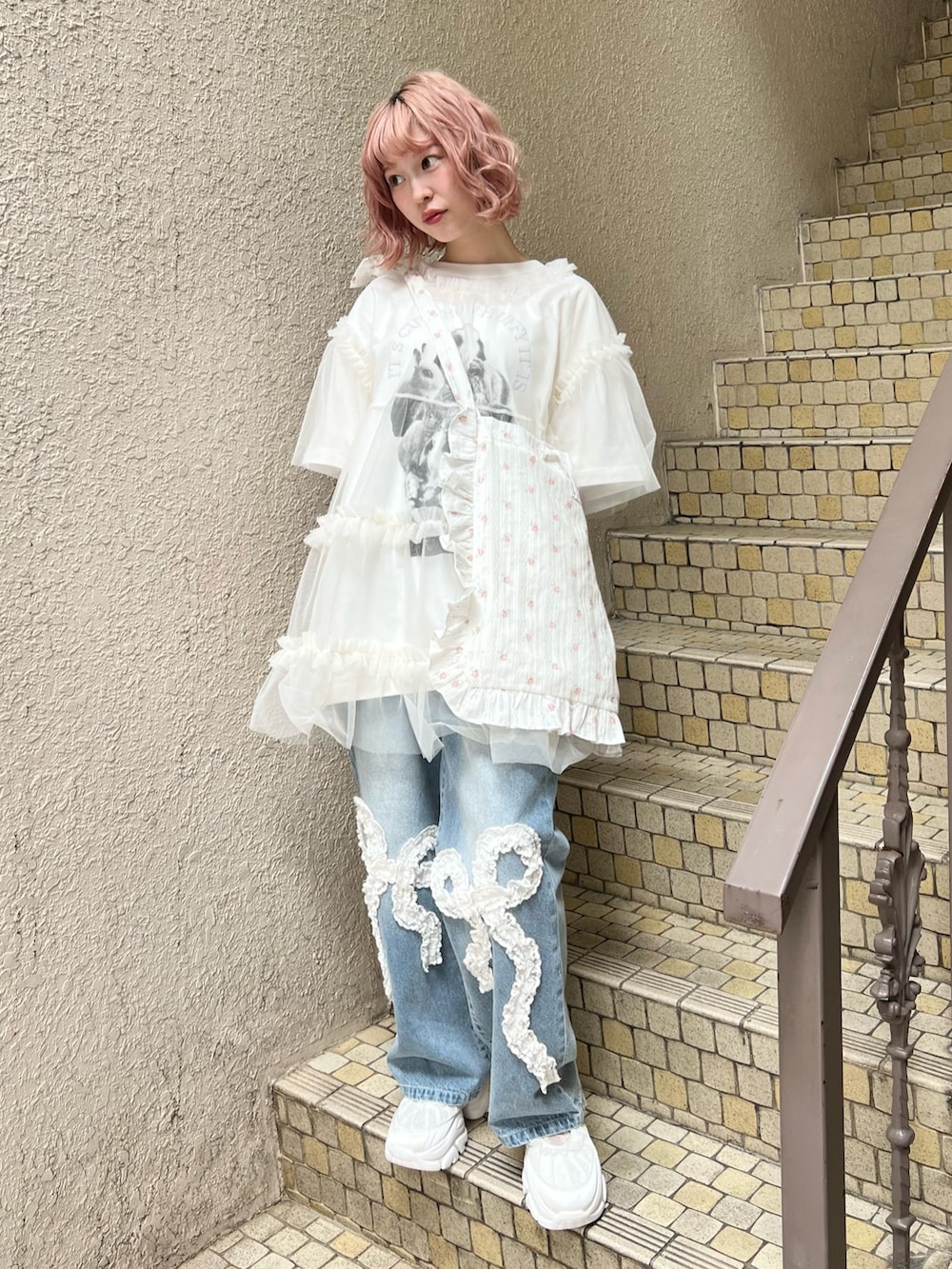 ホワイト系のTシャツ/カットソー、ホワイト系のシャツ/ブラウス、ブルー系のデニムパンツを着用したレディースの春コーディネートの2枚目の写真