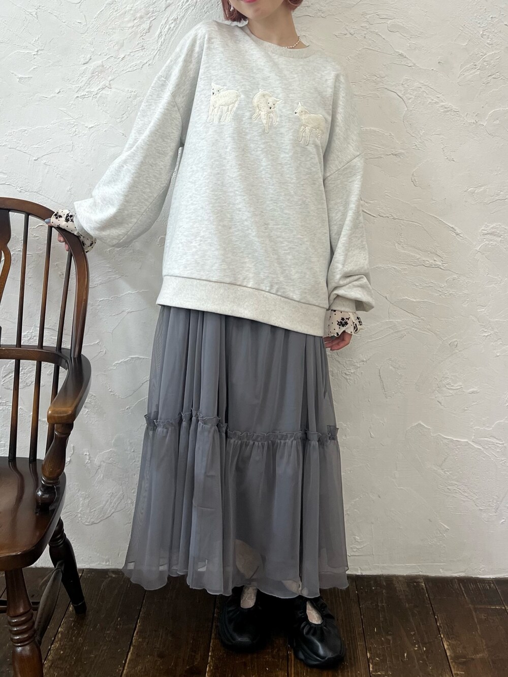 グレー系のスウェット、グレー系のワンピース、ホワイト系のTシャツ/カットソーを着用したレディースの夏コーディネートの5枚目の写真