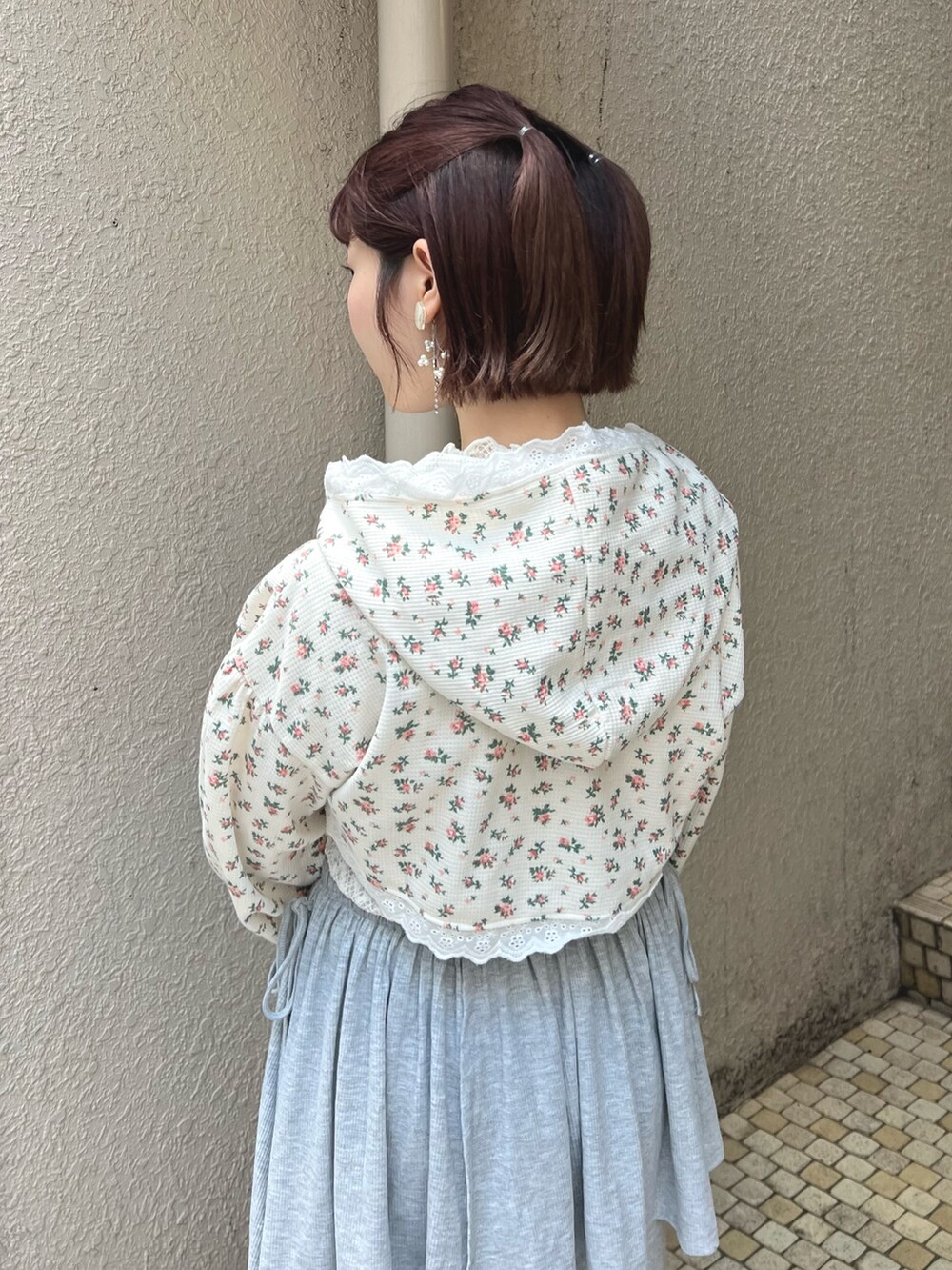 その他のカーディガン/ボレロ、ホワイト系のTシャツ/カットソー、ベージュ系のスニーカーを着用したレディースの夏コーディネートの7枚目の写真