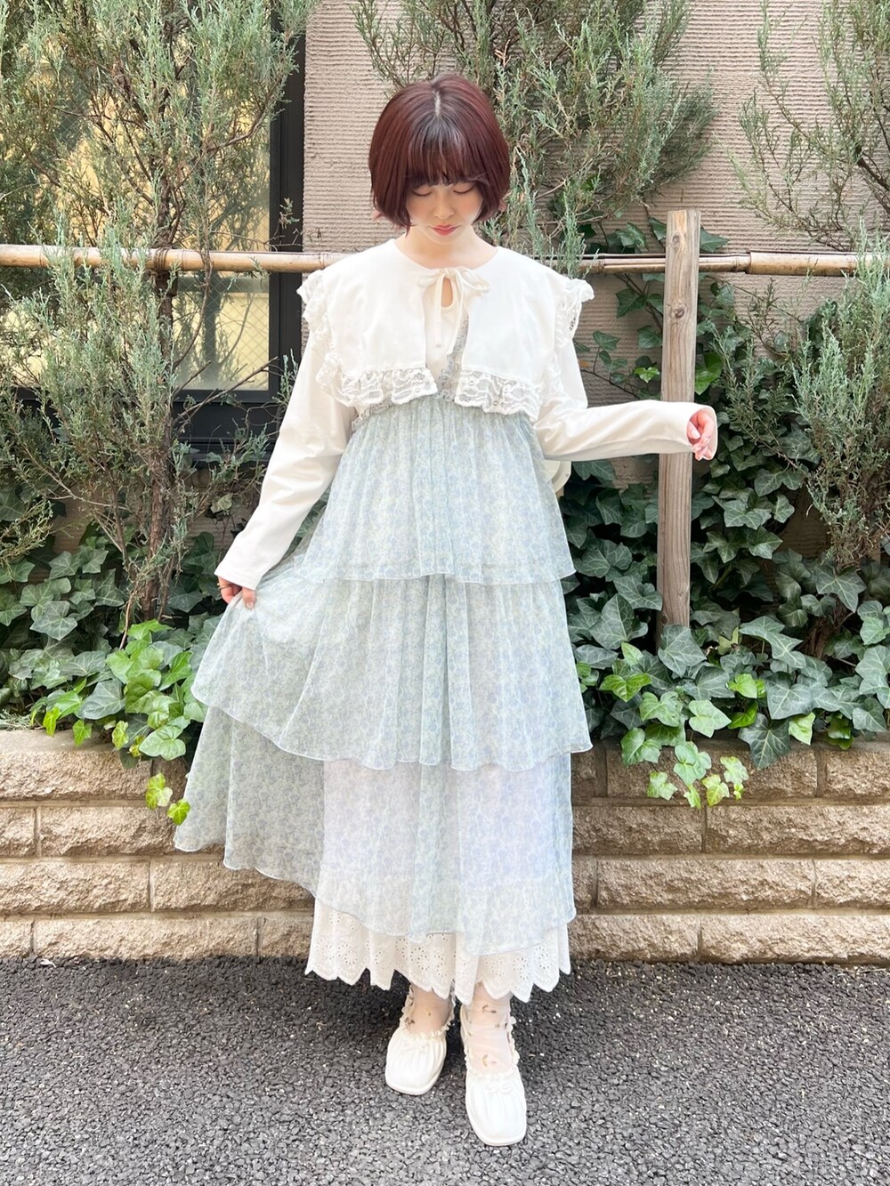 ホワイト系のパンプス、グリーン系のワンピース、ホワイト系のTシャツ/カットソーを着用したレディースの春コーディネートの2枚目の写真