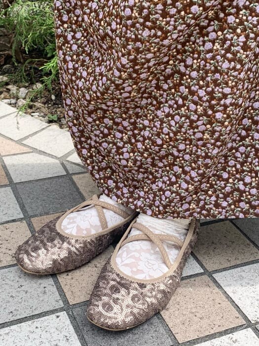 ホワイト系のシャツ/ブラウス、ゴールド系のその他シューズ、ブラウン系のワンピースを着用したレディースの夏コーディネートの6枚目の写真