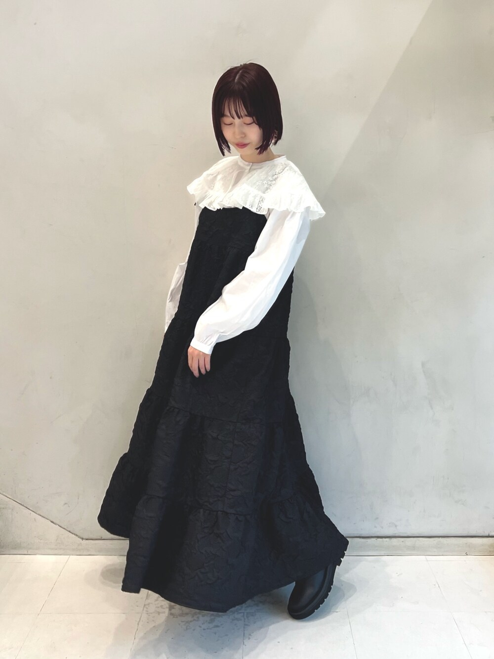 ホワイト系のシャツ/ブラウス、ブラック系のワンピース、ブラック系のブーツを着用したレディースの夏コーディネートの2枚目の写真