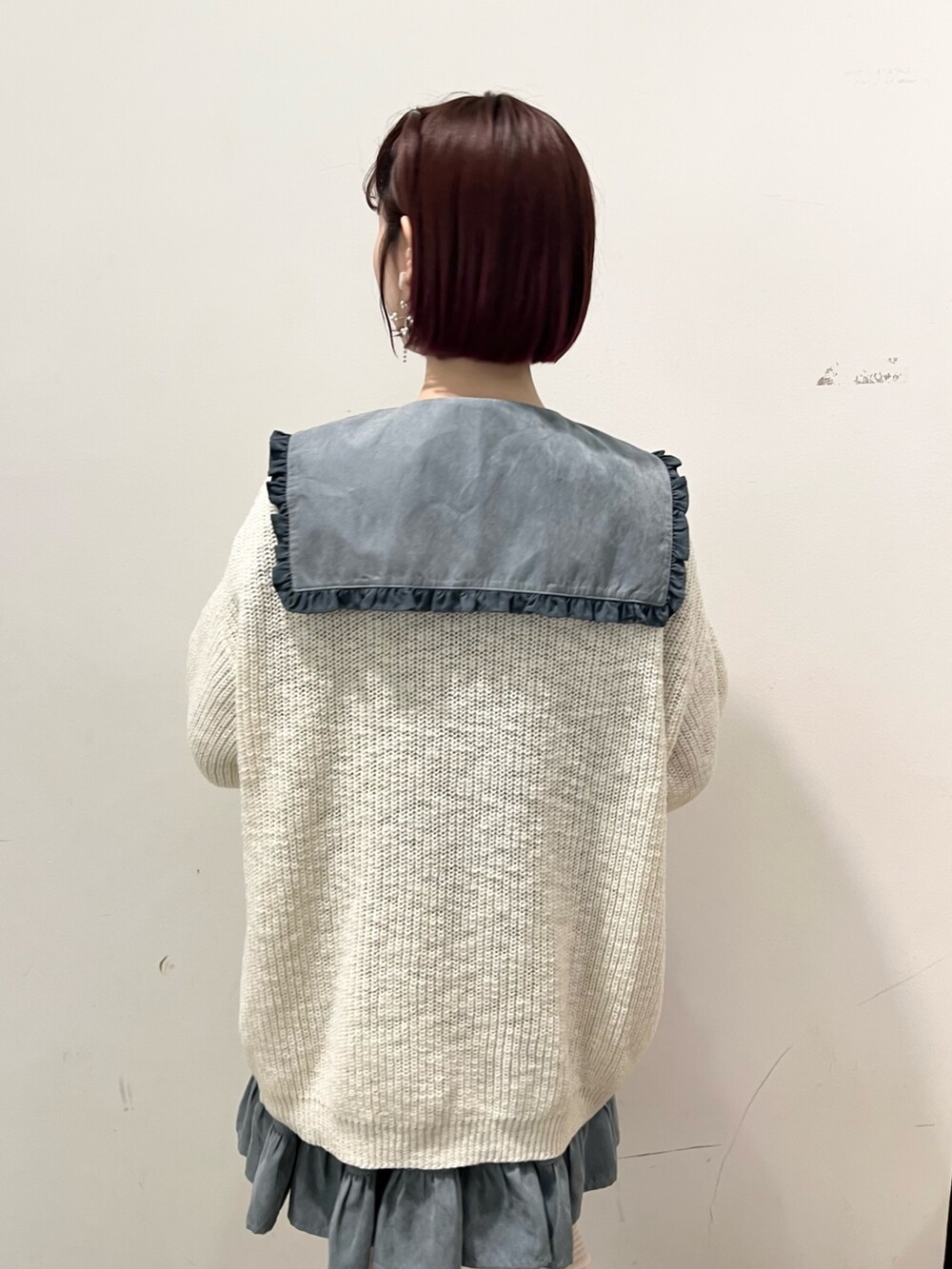 ブルー系のワンピース、ホワイト系のカーディガン/ボレロ、ホワイト系のスニーカーを着用したレディースの秋コーディネートの10枚目の写真