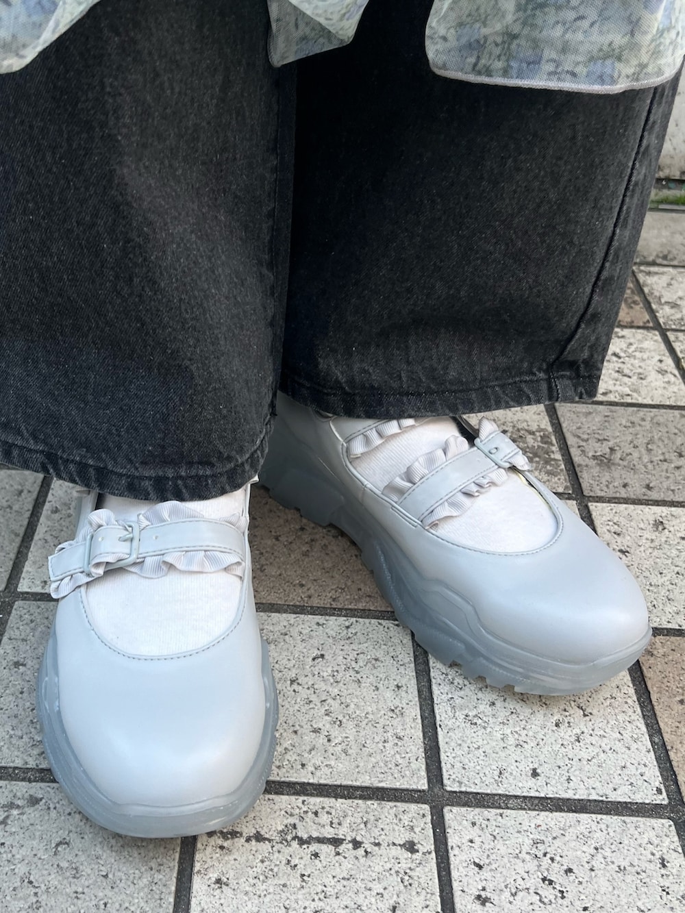 ホワイト系のTシャツ/カットソー、グリーン系のワンピース、ブラック系のデニムパンツを着用したレディースの春コーディネートの10枚目の写真