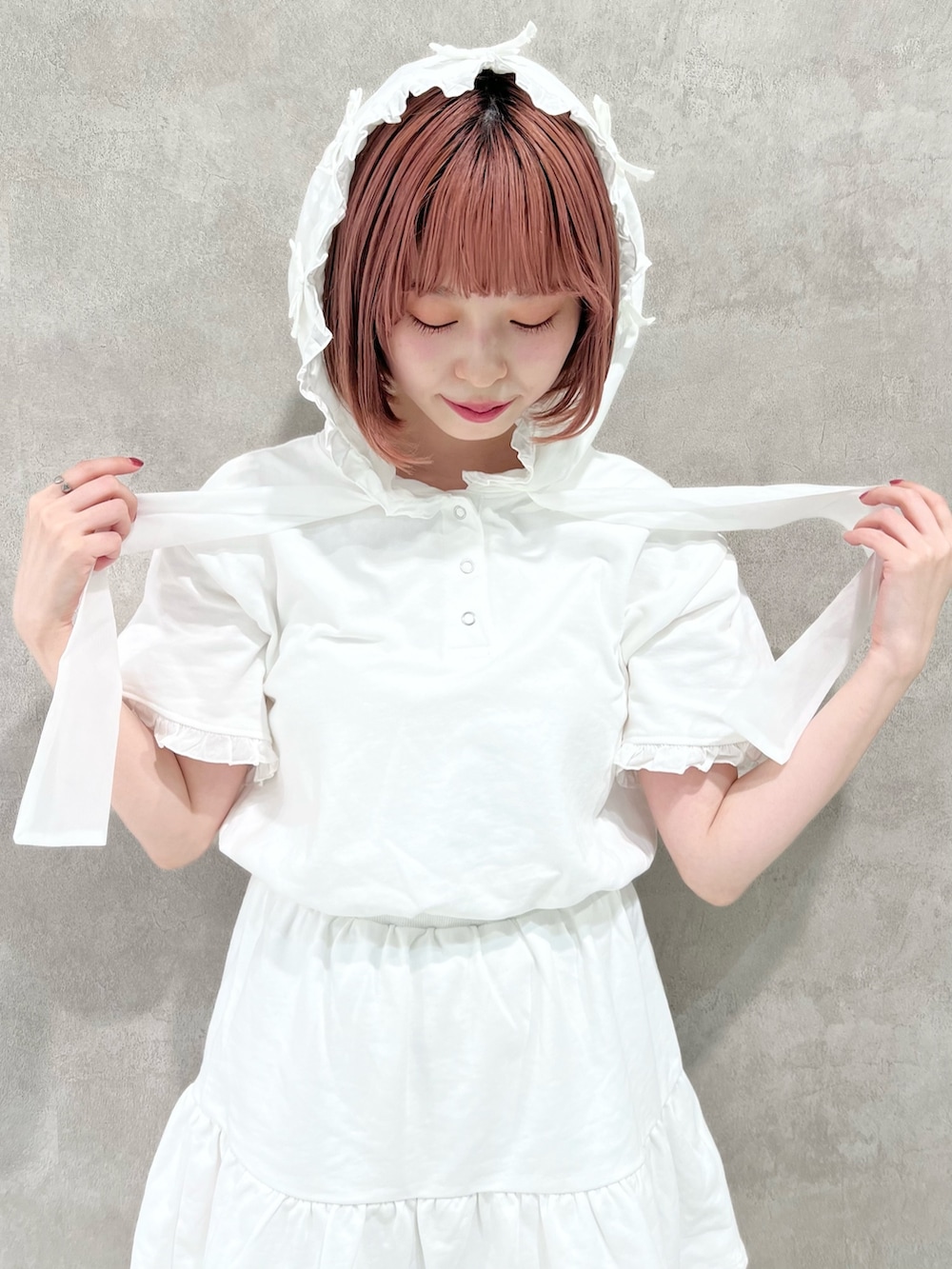 ホワイト系のワンピース、ホワイト系のスニーカーを着用したレディースの夏コーディネートの7枚目の写真