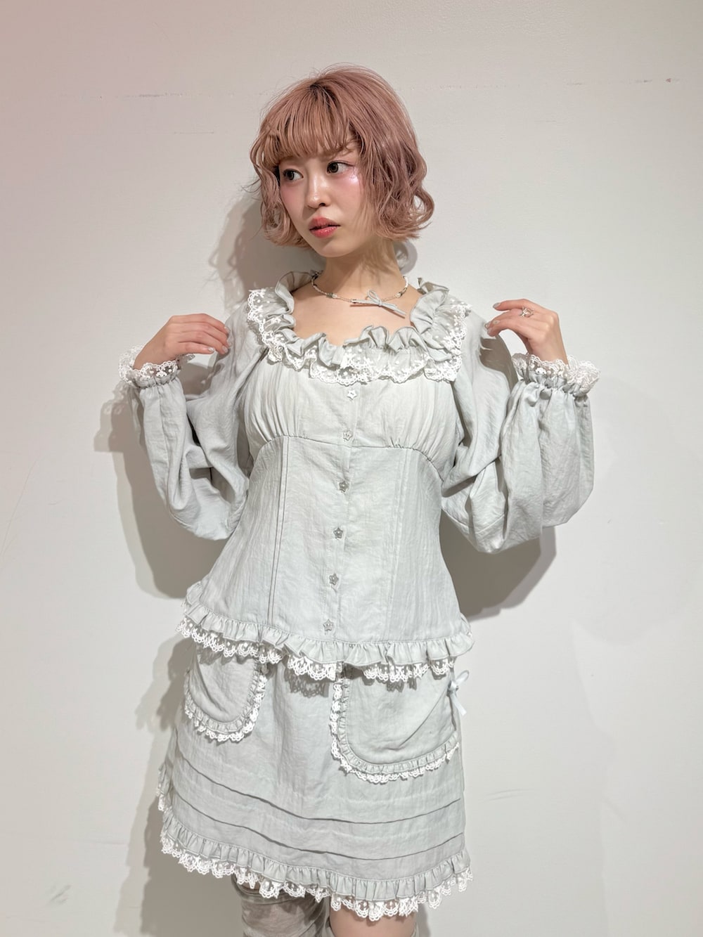 ブルー系のシャツ/ブラウス、ブルー系のスカート、ホワイト系のスニーカーを着用したレディースの冬コーディネートの5枚目の写真