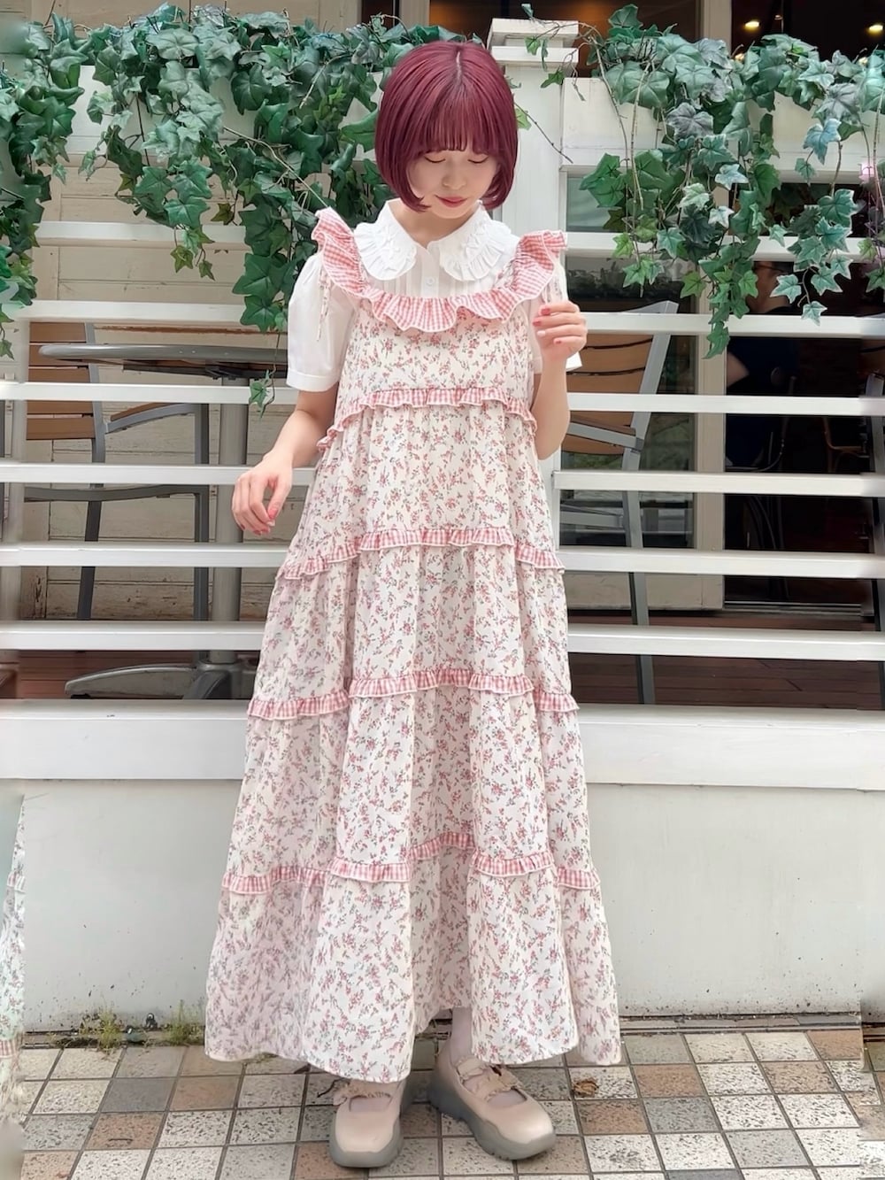 ホワイト系のシャツ/ブラウス、ピンク系のワンピース、ホワイト系のスニーカーを着用したレディースの春コーディネートの2枚目の写真