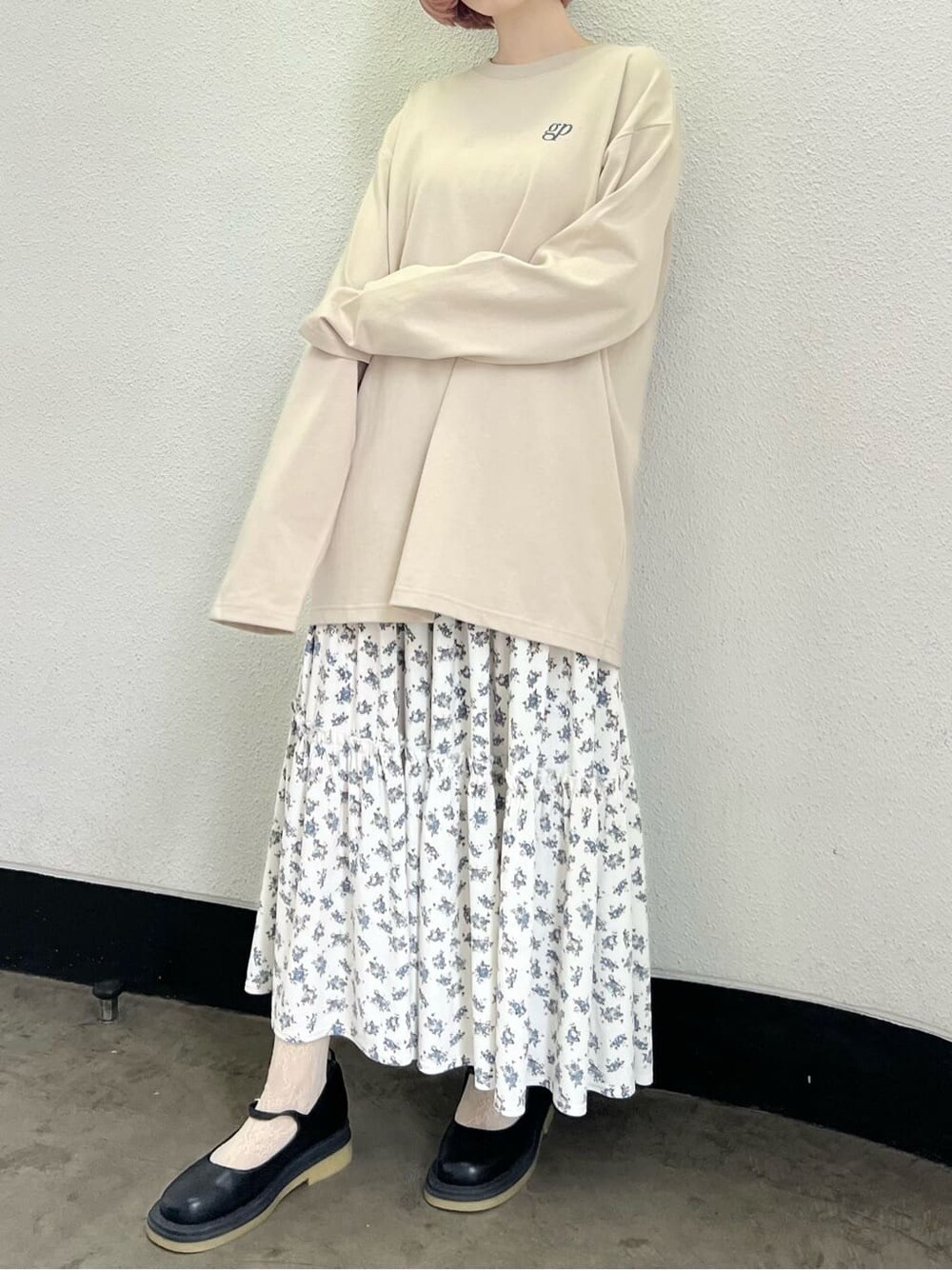 ホワイト系のスカート、ブラック系のパンプス、ベージュ系のTシャツ/カットソーを着用したレディースの夏コーディネートの5枚目の写真