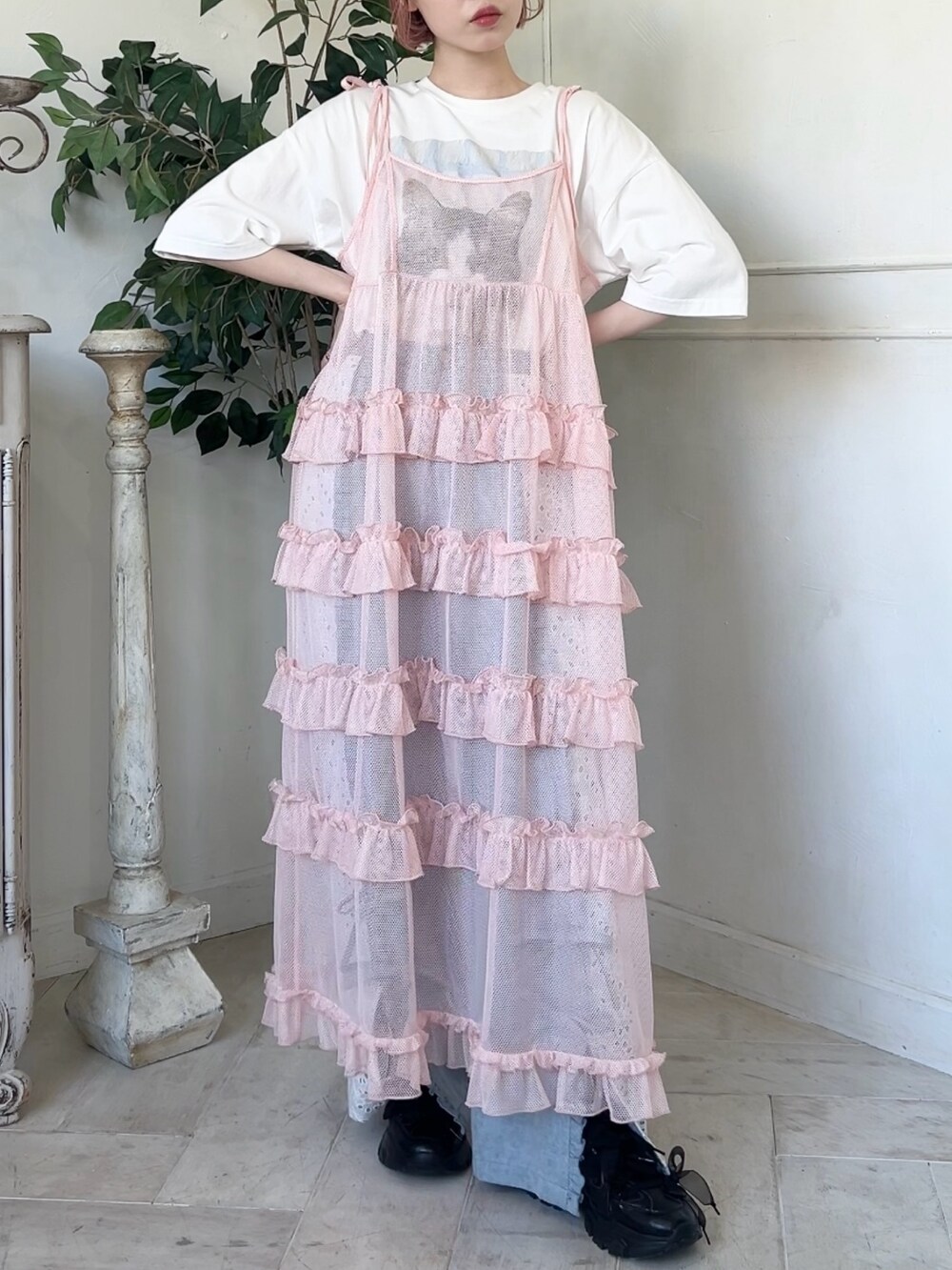 ブルー系のデニムパンツ、ブラック系のスニーカー、ピンク系のワンピースを着用したレディースの夏コーディネートの5枚目の写真