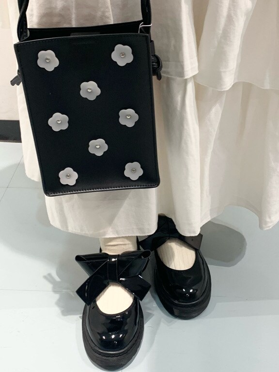 レッド系のシャツ/ブラウス、ブラック系のショルダーバッグを着用したレディースの春コーディネートの3枚目の写真